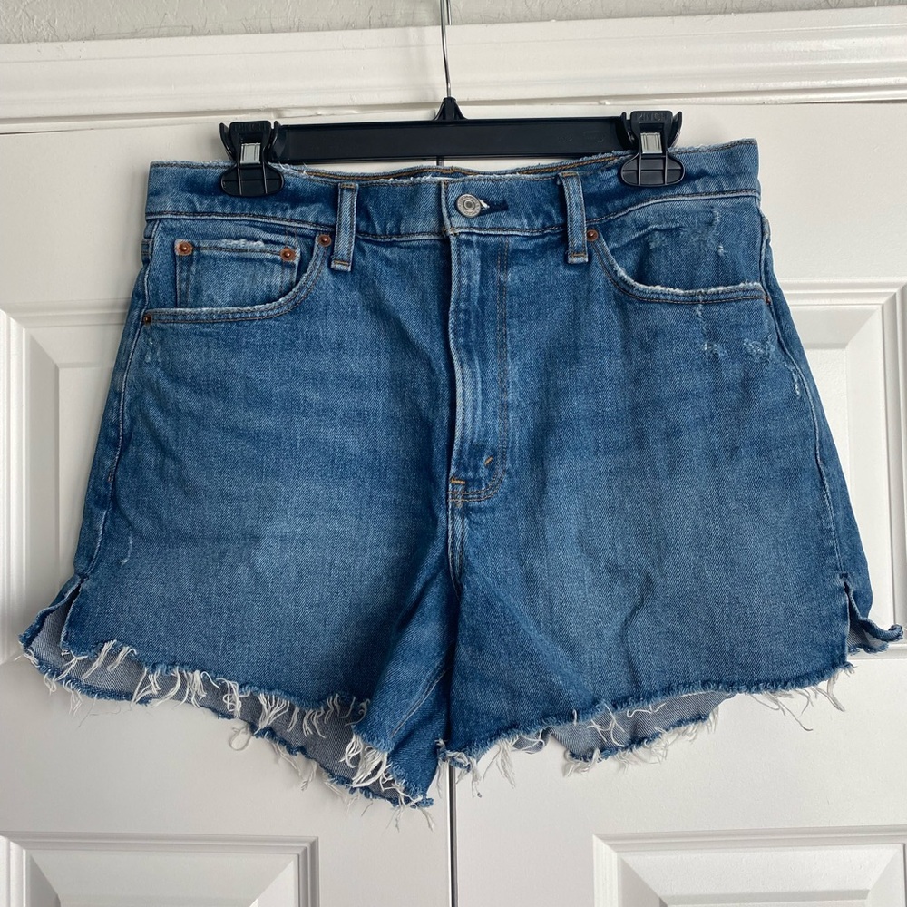 Abercrombie 4” High Rise Mom Short